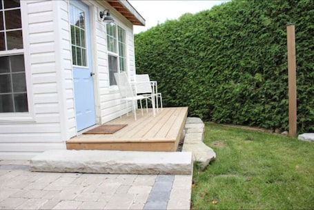 Terrace/patio. The Little Lake House-Cozy 2Bdrm