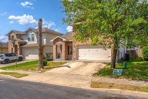 Exterior - Spacious 4 BR | Near Med Center & Lackland (San Antonio)