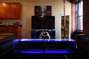 Smart TV, fireplace, ping pong, stereo