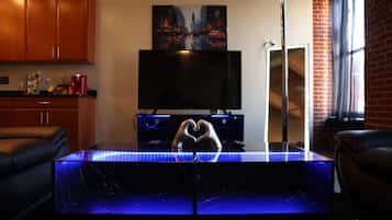 Smart TV, chimenea, tenis de mesa y estéreo