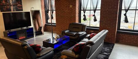 Smart TV, fireplace, ping pong, stereo