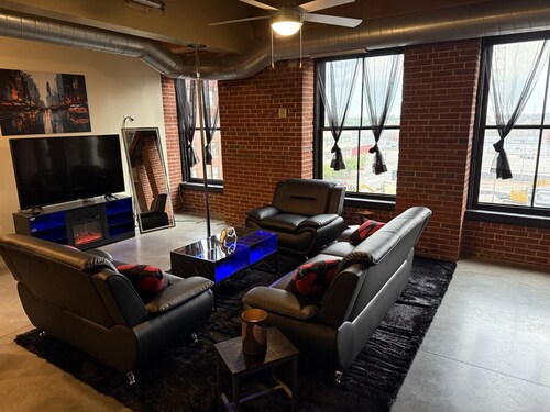 The VLuxe Oasis with City Skyline Views