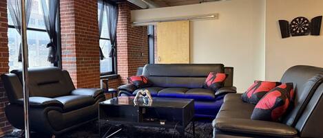 Smart-TV, Kamin, Tischtennisplatte, Stereoanlage