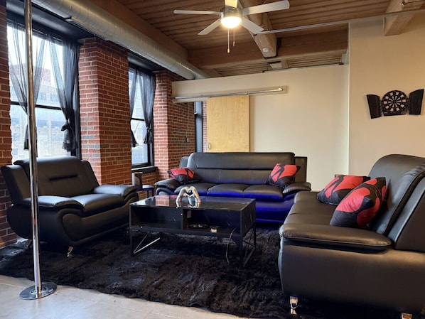 Smart TV, fireplace, table tennis, stereo - The VLuxe Oasis with City Skyline Views (St. Louis)