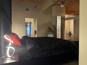 Desk, iron/ironing board, free WiFi, bed sheets - The VLuxe Oasis with City Skyline Views (St. Louis)