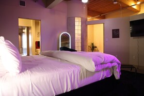 Escritorio, tabla de planchar con plancha, wifi gratis y ropa de cama 