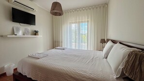 Habitación económica con 1 cama doble o 2 individuales, patio, vistas a la montaña | Ropa de cama hipoalergénica, decoración individual, cortinas opacas