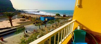 Sunny apartment directly on the Atlantic, the beach is right outside the door!