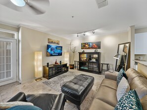 TV, books - Stay in trendy MIDTOWN TAMPA!!Close to everything including the airport! (Tampa)