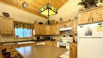 Geladeira, micro-ondas, fogão, cooktop