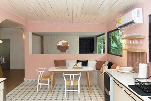 Fridge, stovetop, coffee/tea maker, toaster - Downtown Villa with Private Pool & Bar (Panamá)