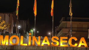 A nighttime view of a sign with the word "MOLINAESA" illuminated in large letters. - THE WAY HOTEL & SUITES (Molinaseca)