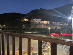 A terrace with outdoor seating and a view of hillside buildings. - THE WAY HOTEL & SUITES (Molinaseca)