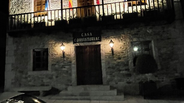 A stone building with a balcony, a sign reading "CASA CONSISTORIAL," and two flags. - THE WAY HOTEL & SUITES (Molinaseca)
