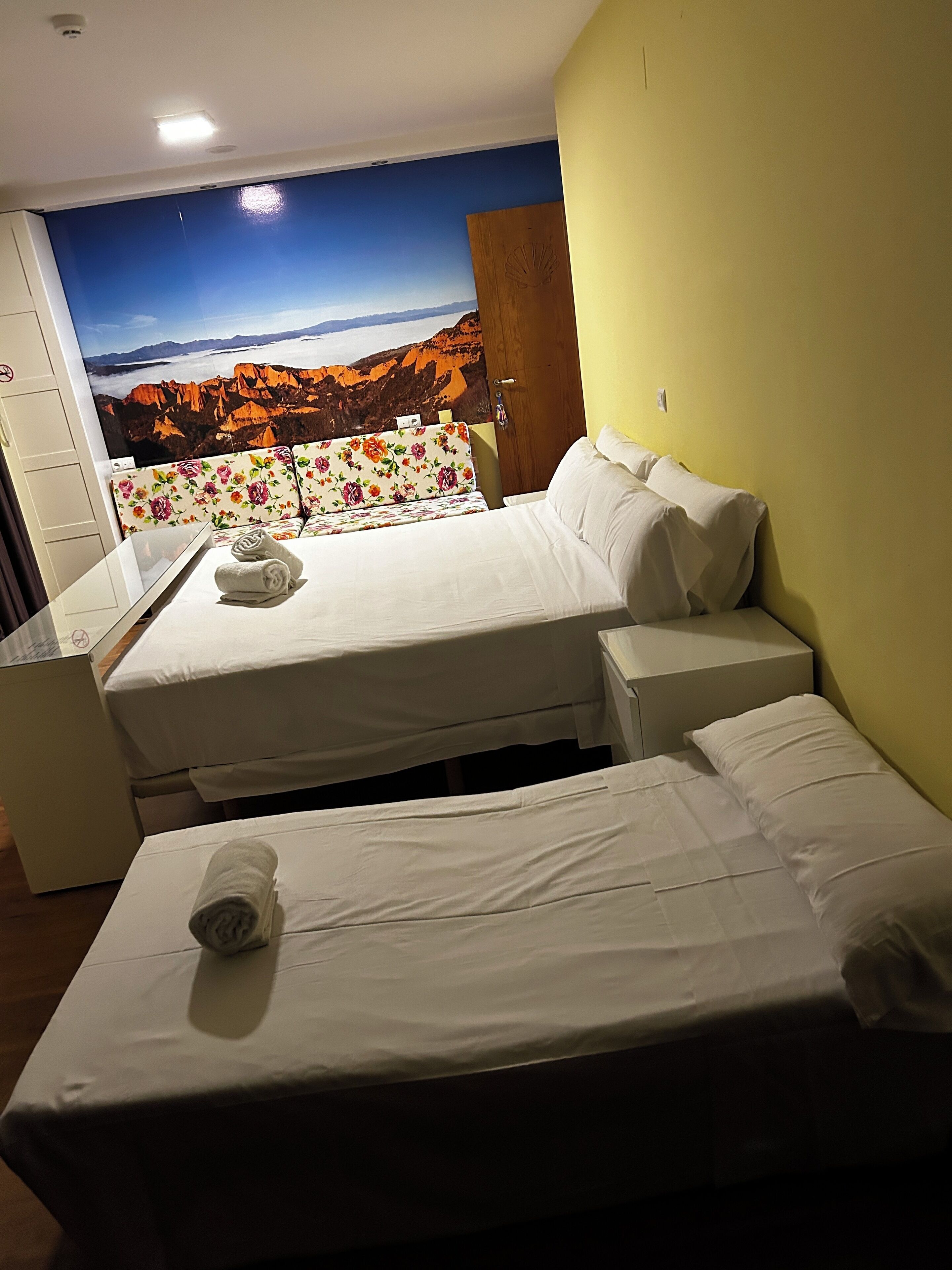 Edredón, decoración personalizada, muebles diferentes y escritorio 