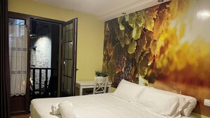 A hotel room with a bed, a desk, and a chair. - THE WAY HOTEL & SUITES (Molinaseca)