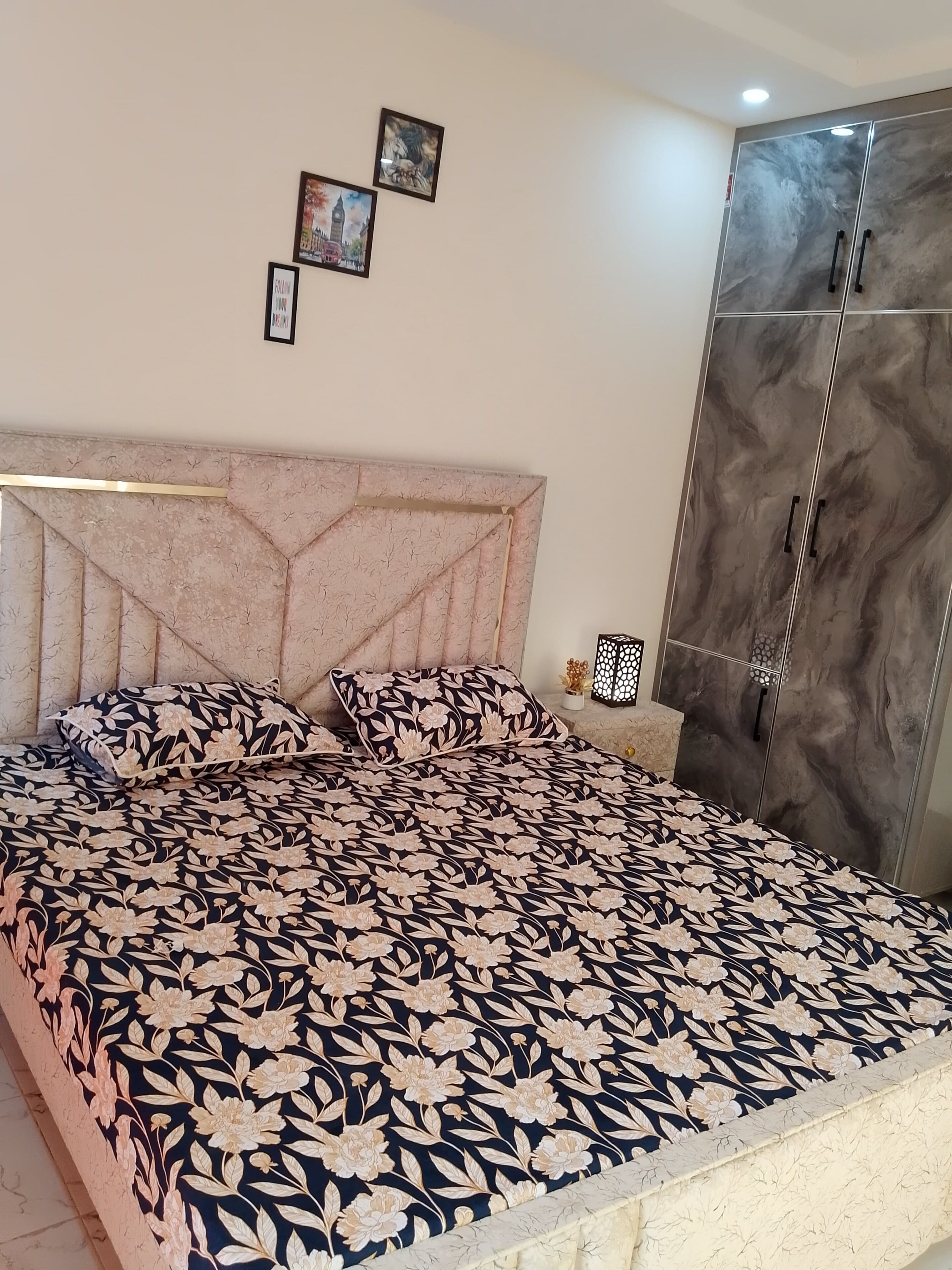 1 chambre, bureau, lit parapluie