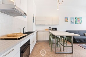 Kjøleskap, mikrobølgeovn, kokeplater og kaffetrakter/tekoker