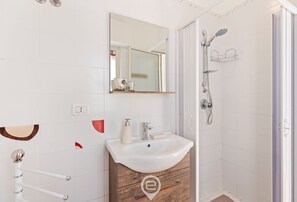 Dusche, Haartrockner, Bidet, Handtücher