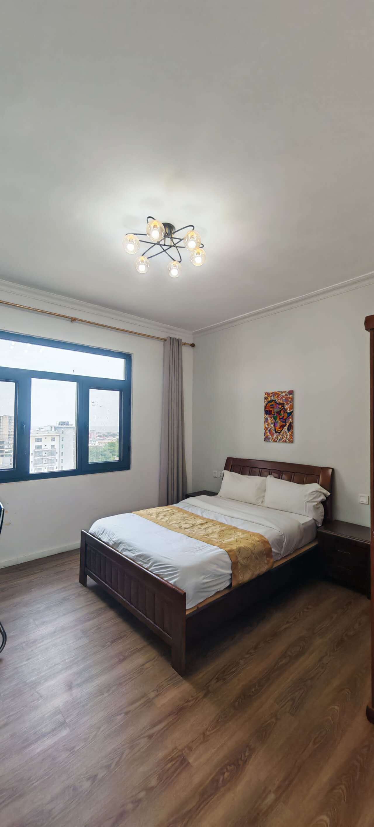 3 dormitoris, planxa i posts de planxar i roba de llit 