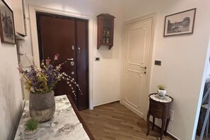Interior - The Flower Garden at Tanya's (Roma)