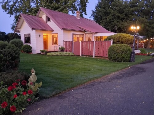 Historic 1915 Wine Country Home: 3 Queens, 2 Twins, WiFi & AC, 23 Acres