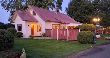 Historic 1915 Wine Country Home: 3 Queens, 2 Twins, WiFi & AC, 23 Acres