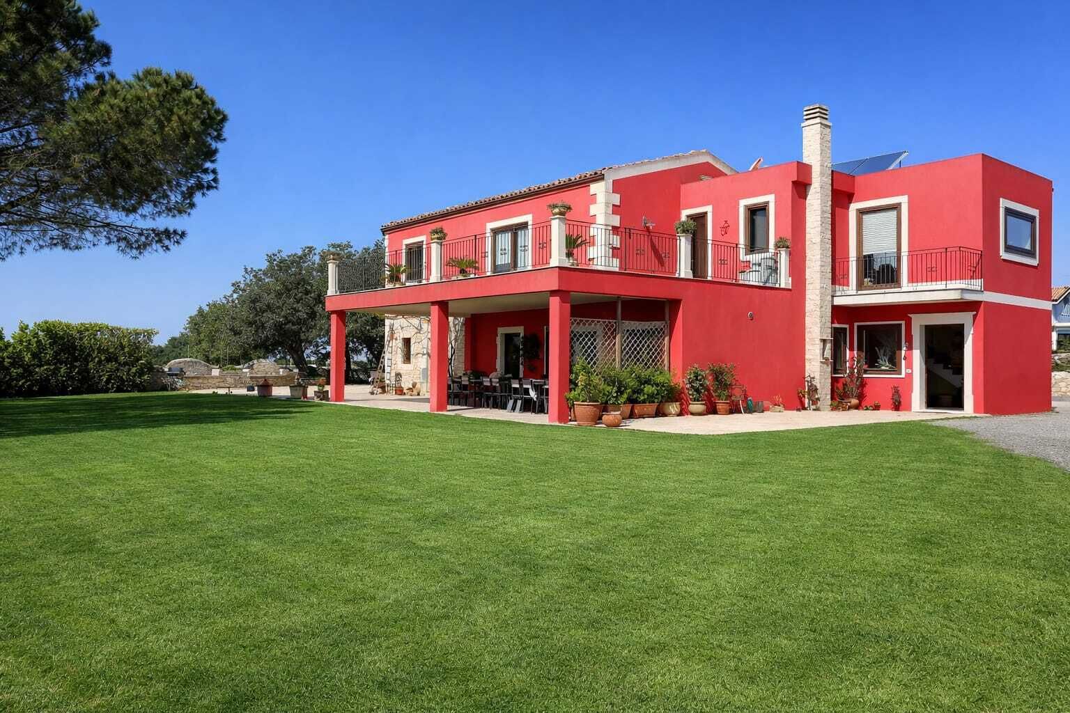 Vista frontal de la propiedad