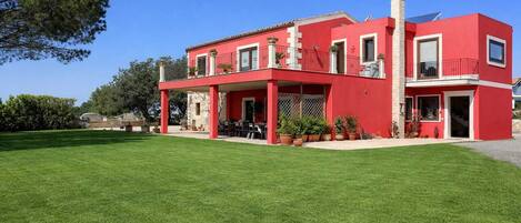 Vista frontal de la propiedad