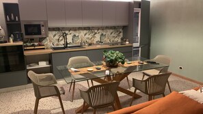 豪華公寓 | 私人廚房 | 大型冰箱、兒童餐椅、鍋具/餐盤/廚房用品
