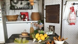 A kitchen counter with various food items and kitchen utensils. - Richiami di Sicilia (Modica)