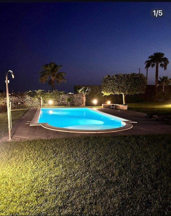 Una piscina al aire libre de temporada