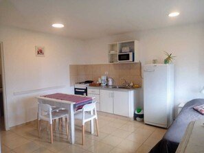 Kabin Klasik, patio, pemandangan halaman | Dapur pribadi | Lemari es, microwave, dan oven