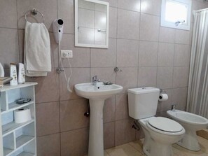 Kabin Klasik, patio, pemandangan halaman | Kamar mandi | Shower, perlengkapan mandi gratis, pengering rambut, dan handuk