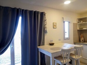 Classic-Apartment, Blick auf den Innenhof | Wohnbereich | Fernseher