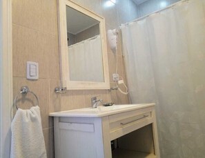 Classic-Apartment, Blick auf den Innenhof | Badezimmer | Dusche, kostenlose Toilettenartikel, Haartrockner, Handtücher