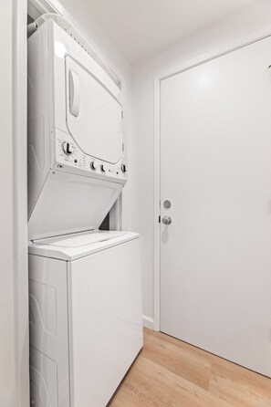 Interior - North Hills Private Guest Cottage, Laundry, Wi-Fi, Kitchen. Pets welcome (Los Angeles)