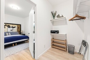 1 bedroom, iron/ironing board, WiFi, bed sheets - North Hills Private Guest Cottage, Laundry, Wi-Fi, Kitchen. Pets welcome (Los Angeles)