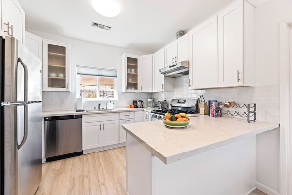Fridge, microwave, oven, stovetop - North Hills Private Guest Cottage, Laundry, Wi-Fi, Kitchen. Pets welcome (Los Angeles)