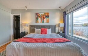 Signature Room | Laptop workspace, free WiFi - The Water's Edge Inn (Campbellford)