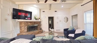 3-bedroom Family Sized home w/ King Bd, Game Room + Lounge Room, Sleeps 8