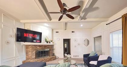 3-bedroom Family Sized home w/ King Bd, Game Room + Lounge Room, Sleeps 8