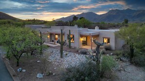 A modern house with multiple rooms, surrounded by desert vegetation and mountains in the background. - Sonoran gem in Hidden Valley with POOL! (Tucson)