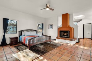 4 室のベッドルーム、デスク、アイロン / アイロン台、旅行用ベビーベッド