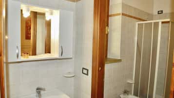 Douche, bidet, serviettes fournies