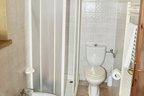 Shower, bidet, towels - Studio apartment of about 35 square meters with air conditioning and heating, tastefully furnished and composed of a single room with equipped kitchenette, double bed, sofa bed and bathroom with shower and bidet.Located on the ground floor or first floor (Riparbella)