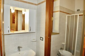 Shower, bidet, towels