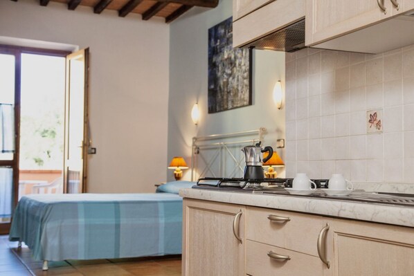 Bed sheets - Studio apartment of about 35 square meters with air conditioning and heating, tastefully furnished and composed of a single room with equipped kitchenette, double bed, sofa bed and bathroom with shower and bidet.Located on the ground floor or first floor (Riparbella)