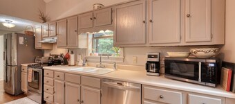 Lorelai's Lair - Hot Tub - Fire Pit- Pet Friendly