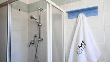 Een douche, een bidet, handdoeken